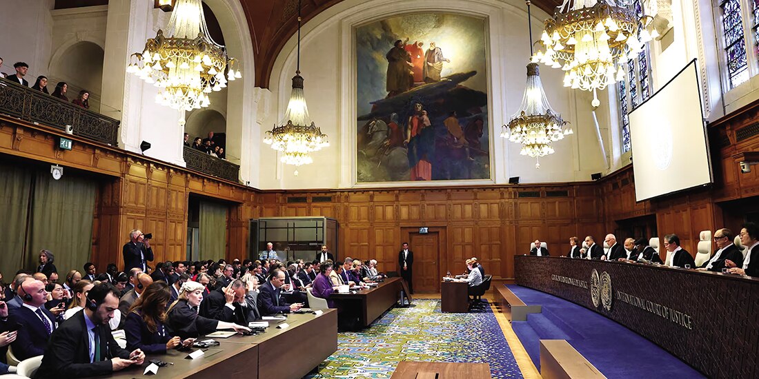 Los jueces, incluido Yuji Iwasawa, en la sesión de la Corte Internacional de Justicia (CIJ) durante la entrega de una Opinión Consultiva no vinculante sobre las obligaciones de Israel, ayer.