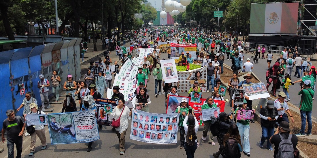 Marcha de familias buscadoras en la Ciudad de México.