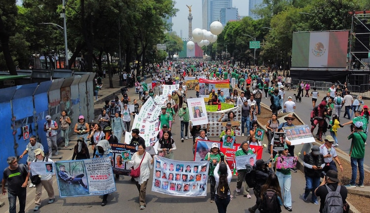 Marcha de familias buscadoras en la Ciudad de México.