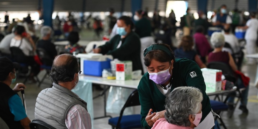 Personas de la tercera edad son vacunadas en el municipio de Ecatepec.