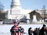 Personas observan el Capitolio tras la piscina congelada en Washington D.C., ayer.