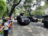 Elementos de las fuerzas armadas desfilan sobre avenida Paseo de la Reforma.