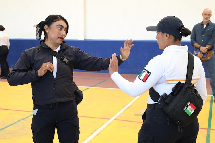 Mujeres policía de Huixquilucan perfeccionan sus habilidades con técnicas de defensa personal impartidas por especialistas en Krav Maga.