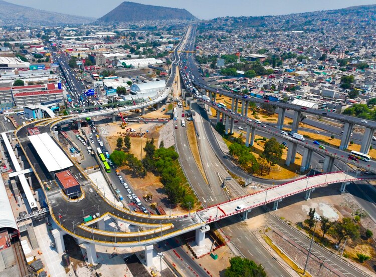 Vista aérea de los trabajos de construcción del carril confinado de trolebús el miércoles, en Valle de Chalco, Estado de México.