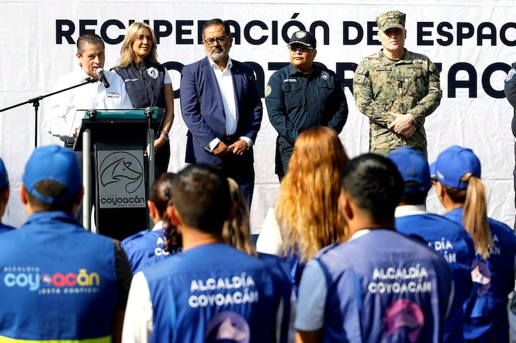 Autoridades de la demarcación y fuerzas federales coordinan el retiro de autos abandonados.