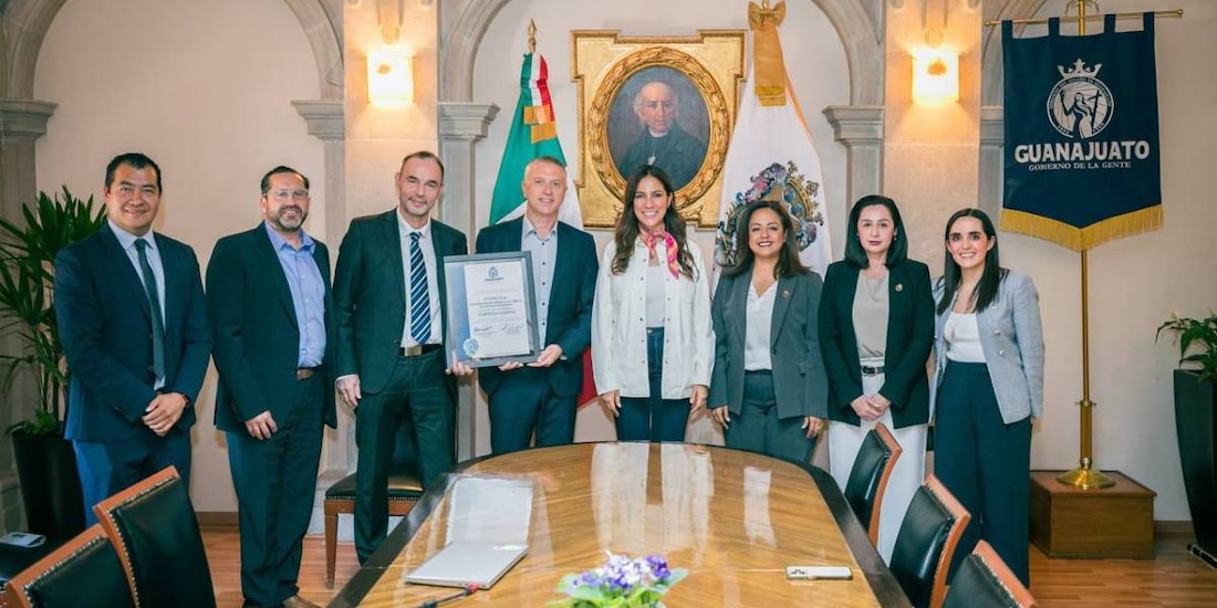 Entrega Libia Dennise García Certificado Ambiental 'Empresa Limpia' a Volkswagen de Guanajuato.