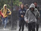 Capitalinos se cubren de la fuertes lluvias en la alcaldía Cuauhtémoc