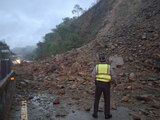 Autoridades atendieron a los ocupantes de un vehículo afectado por el derrumbe y realizan maniobras de rescate.