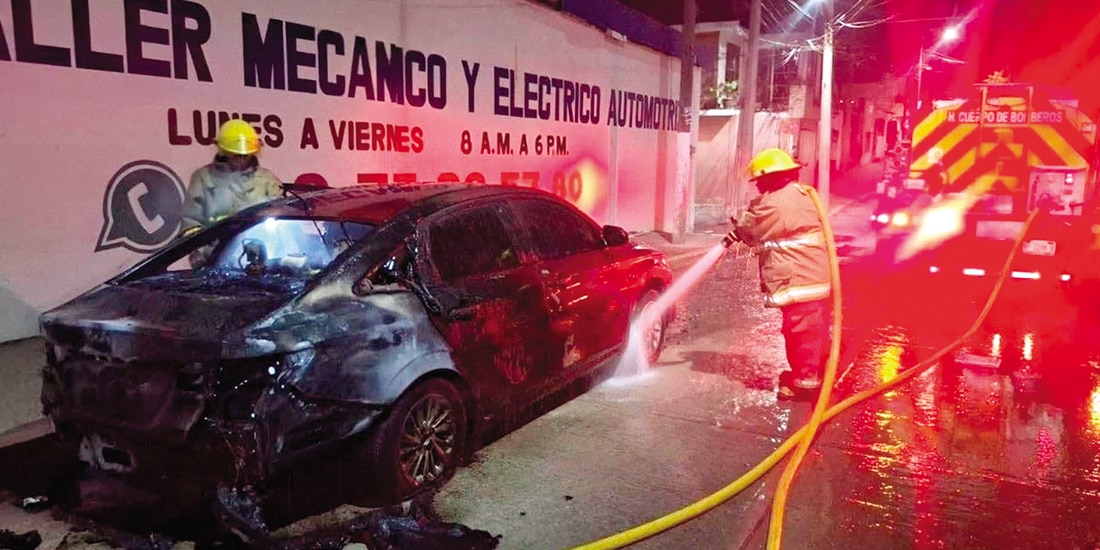 Incendio de autos el pasado martes, tras la detención de cuatro integrantes de una célula criminal en Tabasco.
