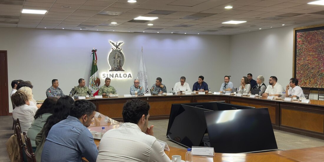 Diversas autoridades en el estado constitucional de Sinaloa.