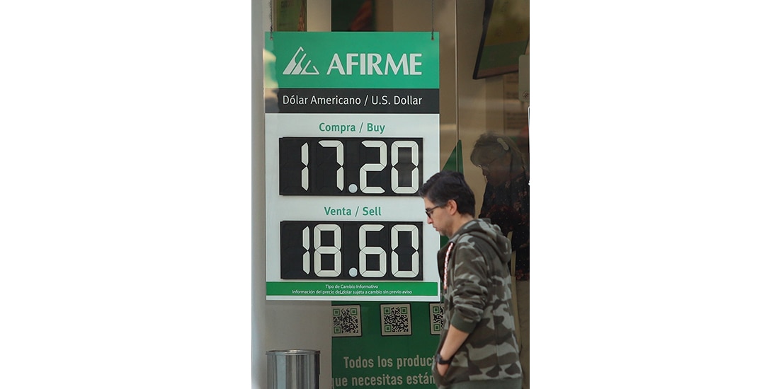 DURANTE septiembre el peso mexicano
acumula una depreciación frente al dólar de 5.9% o 100.3 centavos, con un máximo de 18.0070 pesos por billete verde