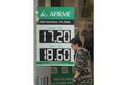 DURANTE septiembre el peso mexicano
acumula una depreciación frente al dólar de 5.9% o 100.3 centavos, con un máximo de 18.0070 pesos por billete verde