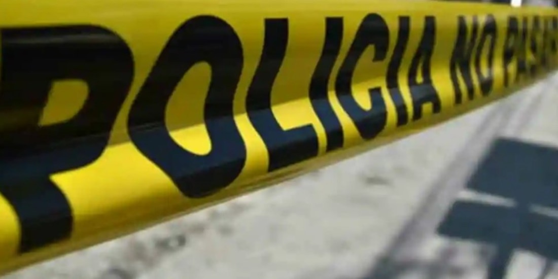 Uno de los sujetos golpeado por locatarios fue trasladado a la clínica 76 del IMSS.