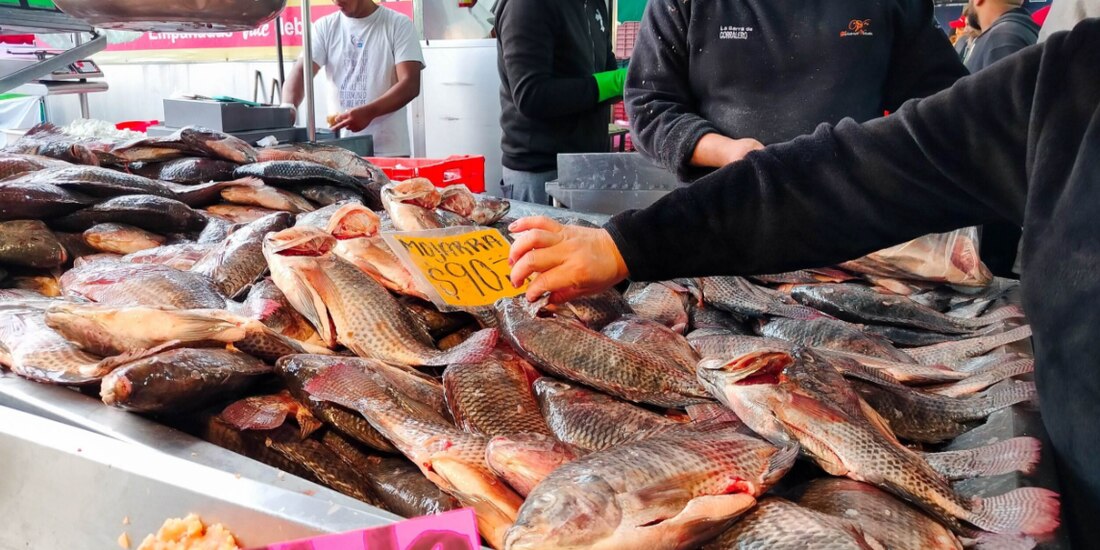 Cientos de capitalinos acudieron ayer al mercado de La Viga, en Iztapalapa.