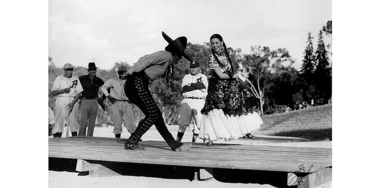 Nellie Campobello bailando una danza popular durante una presentación al aire libre.