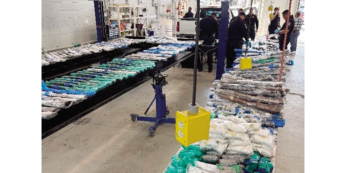 Imagen del decomiso de armas en la frontera de México y EU difundida ayer por la secretaria de Seguridad.