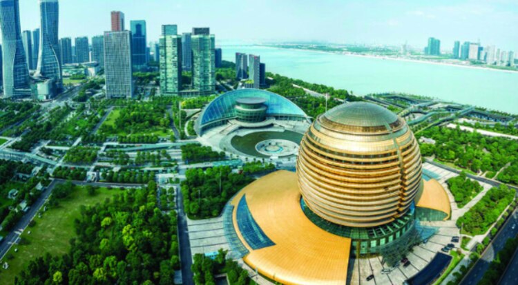 La ciudad destaca por sus modernas edificaciones.