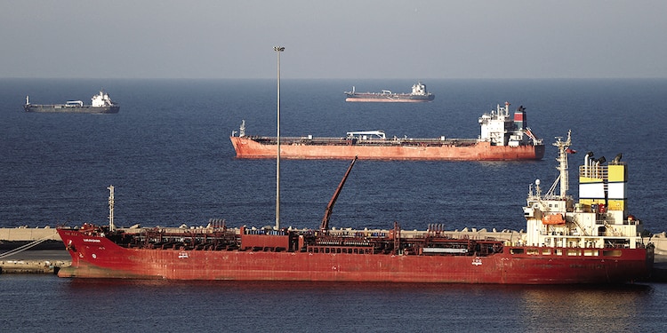 El petrolero Luojiashan está anclado en Muscat, Omán, el 7 de marzo.
