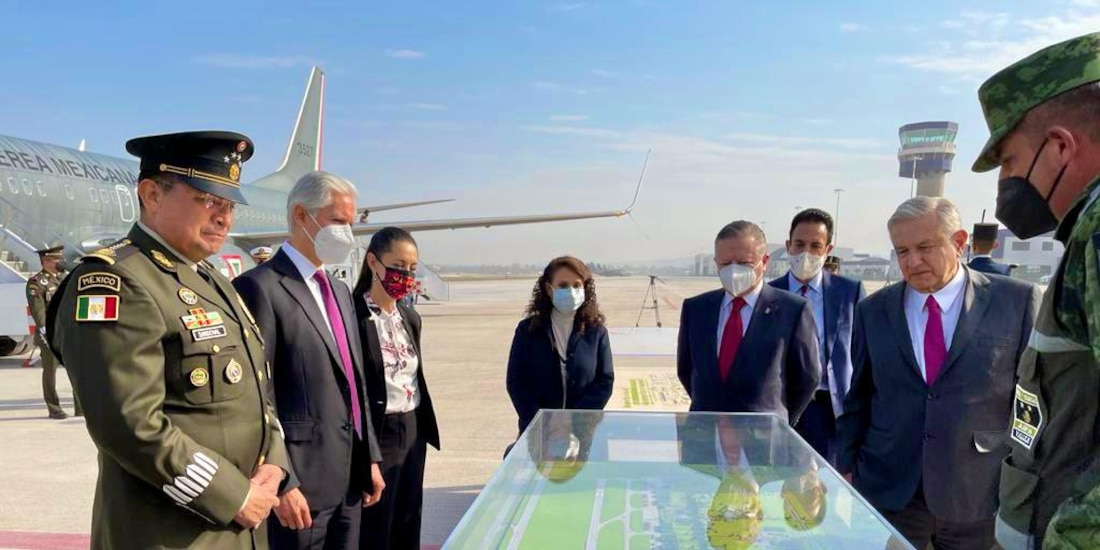 El Presidente, acompañado por el general Sandoval (primero de izq. a der.), Alfredo del Mazo, Claudia Sheinbaum, Dolores Padierna, Arturo Zaldívar, Omar Fayad y el responsable de la obra, ayer, ante la maqueta del proyecto.