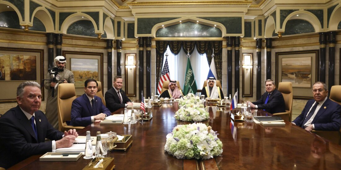 El equipo de EU, liderado por Marco Rubio, el secretario de Estado (segundo de izq. a der.) conversa con enviados rusos, ayer, en Arabia Saudita.