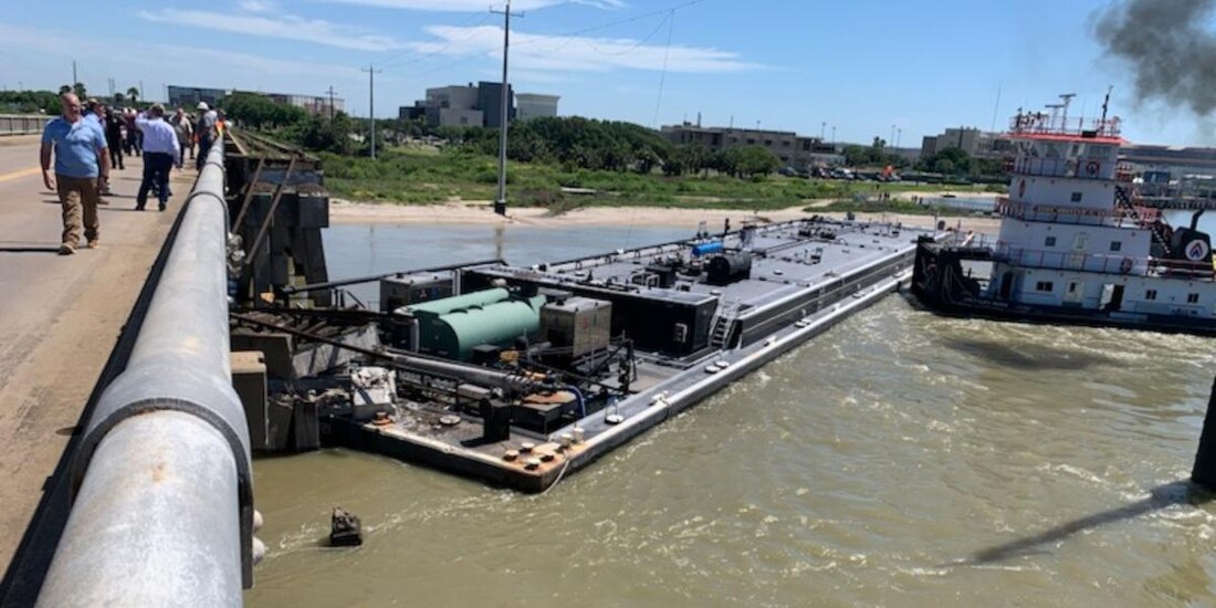 Embarcación provoca derrame de petróleo tras chocar con puente en Texas.