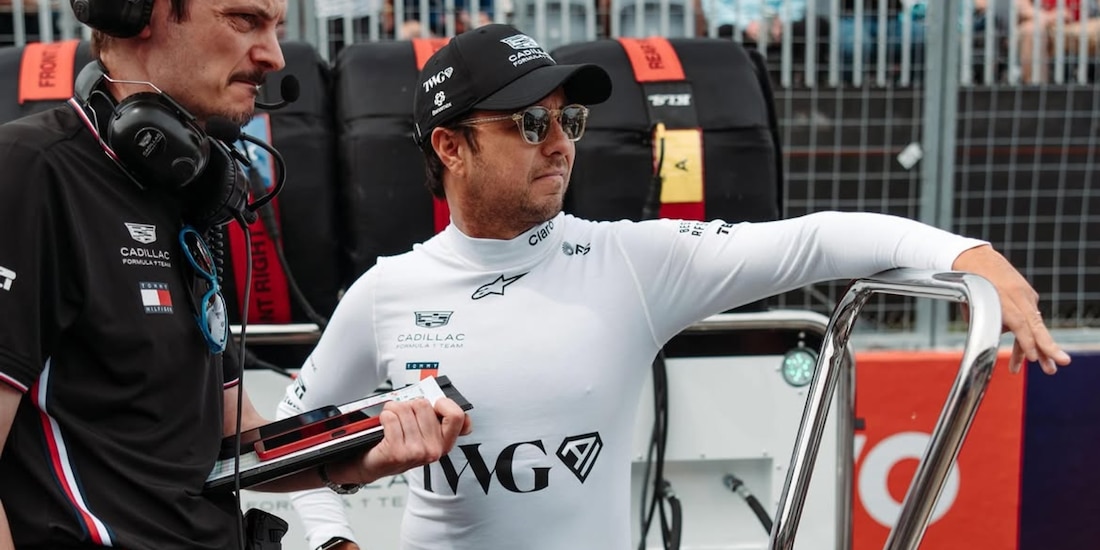 Checo Pérez en una carrera con Cadillac