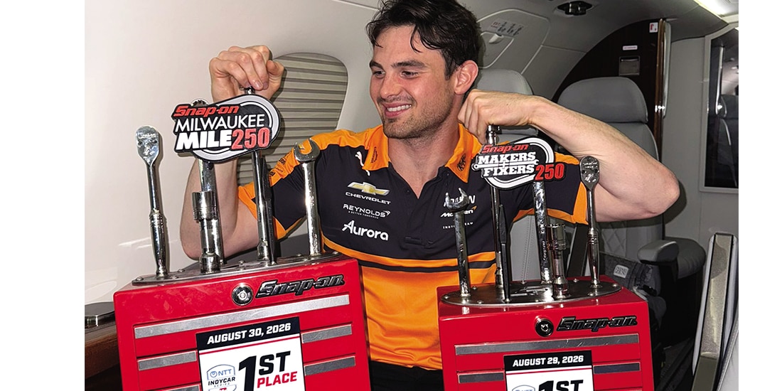 PATRICIO O’Ward, con los trofeos obtenidos ayer