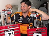 PATRICIO O’Ward, con los trofeos obtenidos ayer