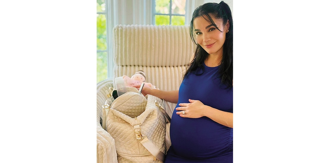 Martha Higareda feliz mostrando su embarazo.