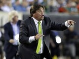 El "Piojo" da indicaciones durante un partido al frente de México en la Copa Oro 2015.