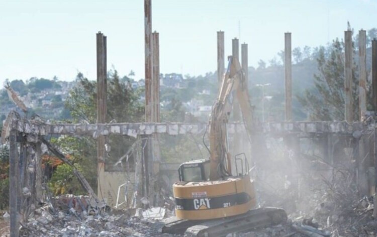 Maquinaria al derrumbar el centro.