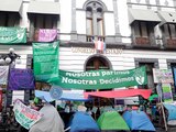 Grupos feministas mantienen plantón afuera del Congreso del estado.