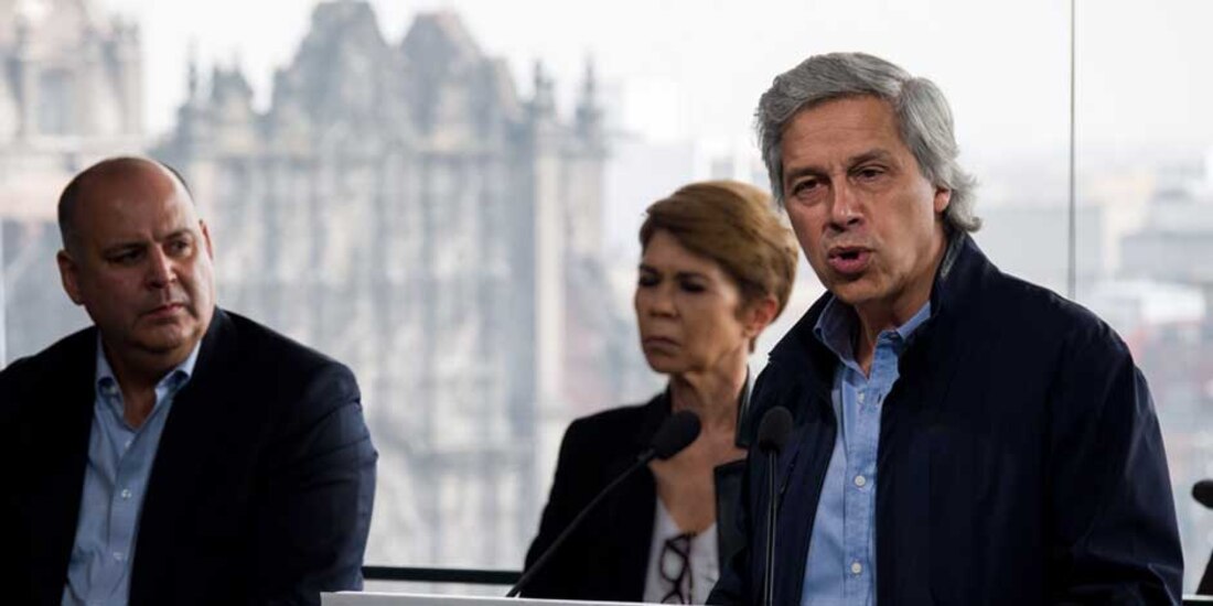 Gustavo de Hoyos Walter, Beatríz Pagés Llergo Rebollar (al fondo) y Claudio X. González Guajardo durante una conferencia de prensa en octubre de 2021