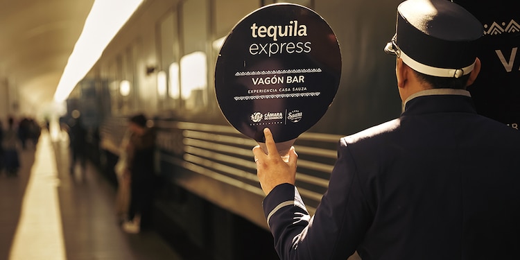 El vagón del bar es de los más concurridos del viaje.