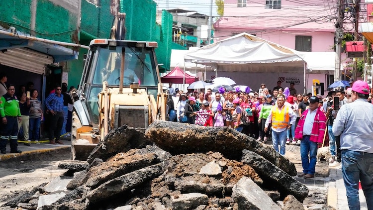 Maquinaria especializada realiza el fresado de pavimento en la colonia Casas Alemán como parte del plan de rehabilitación masiva.