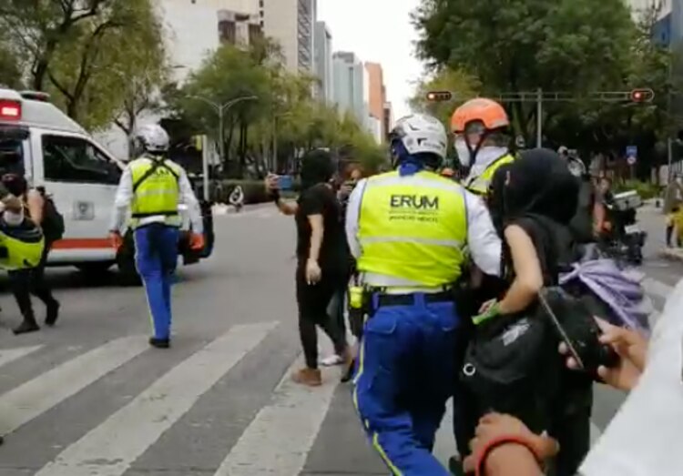 Una manifestante resultó lesionada, por lo que recibió asistencia del ERUM.