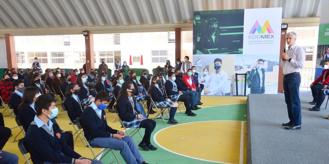 Alfredo del Mazo, gobernador del Edomex, entrega otras de infraestructura educativa en Tonatitla, ayer.