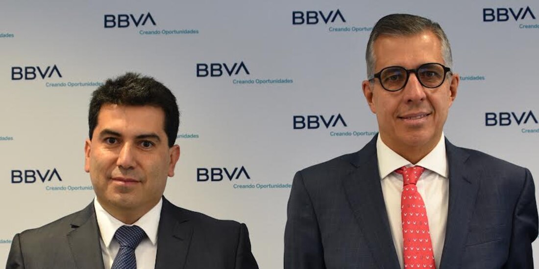 Samuel Vázquez (izq.) y Carlos Serrano, economistas de BBVA México, en rueda de prensa, ayer.