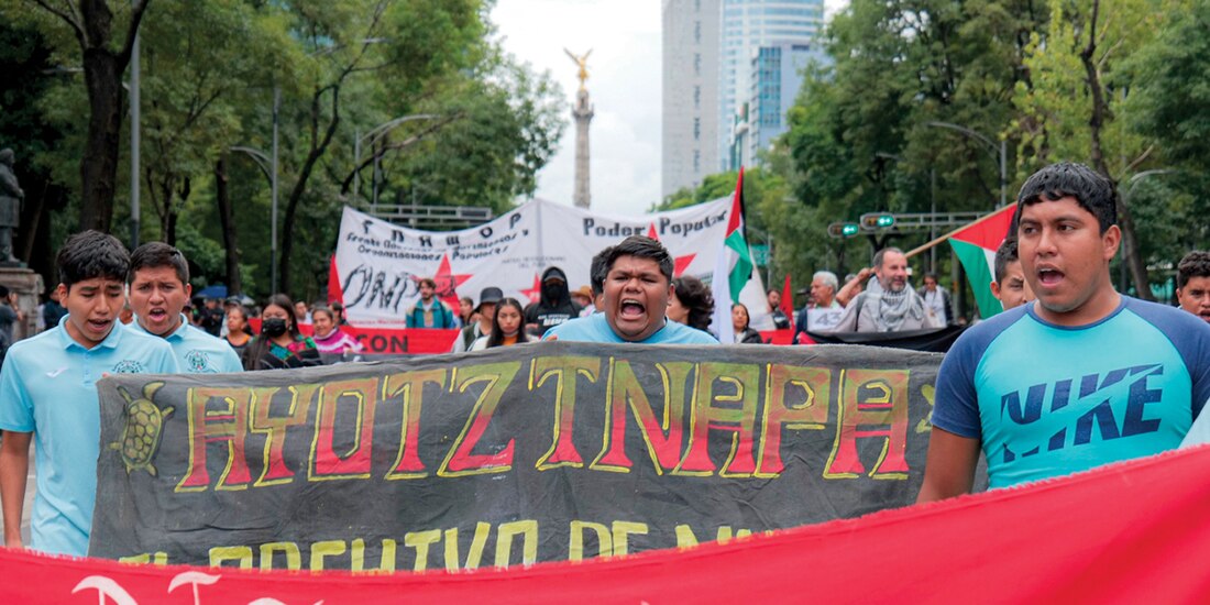 Padres de los 43 y estudiantes de Ayotzinapa marcharon ayer en CDMX.