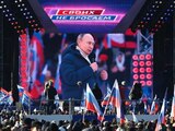 El presidente ruso, Vladimir Putin, visto en la pantalla grande mientras pronuncia su discurso en el concierto que marca el octavo aniversario del referéndum sobre el estatus estatal de Crimea y Sebastopol y su reunificación con Rusia, en Moscú.
