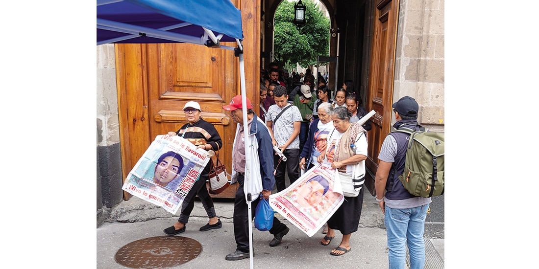 MADRES Y PADRES de Ayotzinapa, ayer, tras salir de la reunión con la Presidenta.