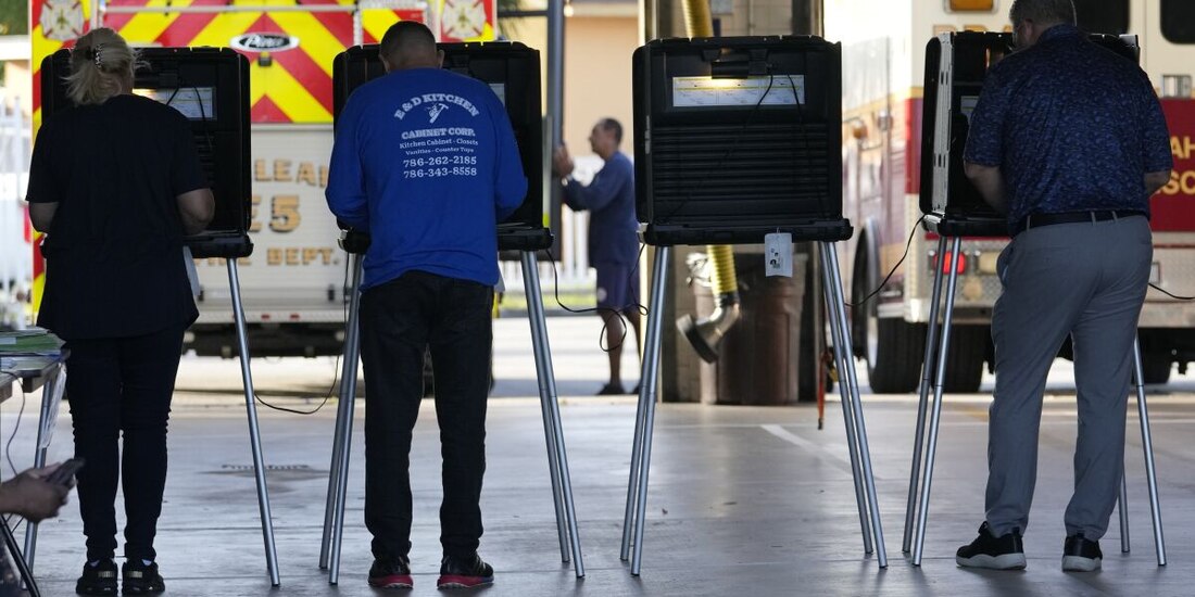 Ciudadanos votan en la elección legislativa de EU, el 8 de noviembre.