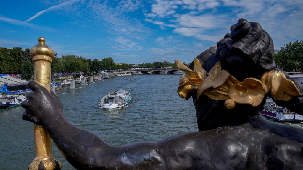 Una barcaza surca por el río Sena frente al puente Alexandre III el 28 de julio.