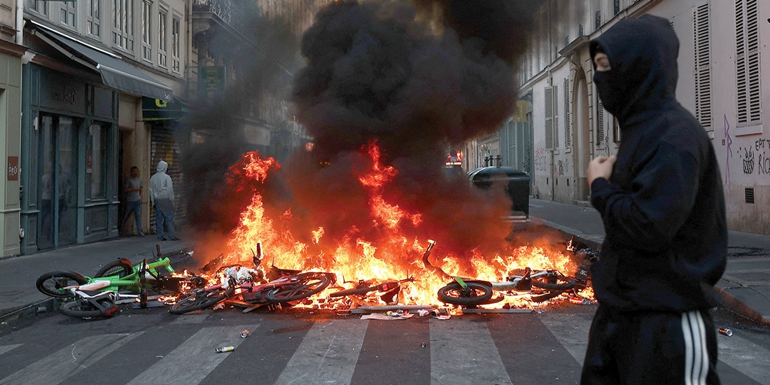 BICICLETAS en llamas tras disturbios en París, ayer
