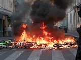 BICICLETAS en llamas tras disturbios en París, ayer