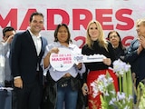 Huixquilucan celebra el día de las madres con la construcción de 8 casas.