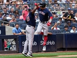 Luis Urías de los Boston Red Sox celebra con el entrenador de tercera base Carlos Febles tras pegar un grand slam en la segunda entrada del encuentro ante los New York Yankees