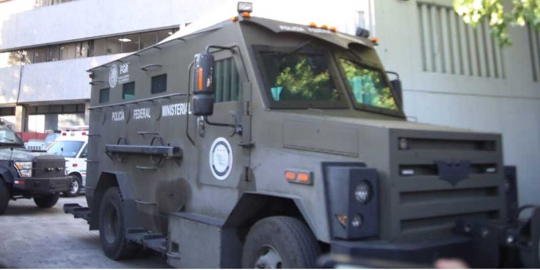 Convoy sale de FEMDO en presunto traslado de Ovidio "N" a penal de máxima seguridad