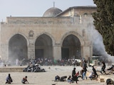 Palestinos chocan con las fuerzas de seguridad israelíes frente a la mezquita de Al Aqsa, en Jerusalén, ayer.