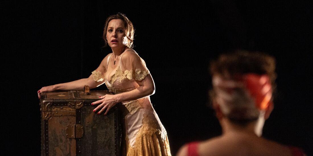 La artista Marina de Tavira, durante la puesta.